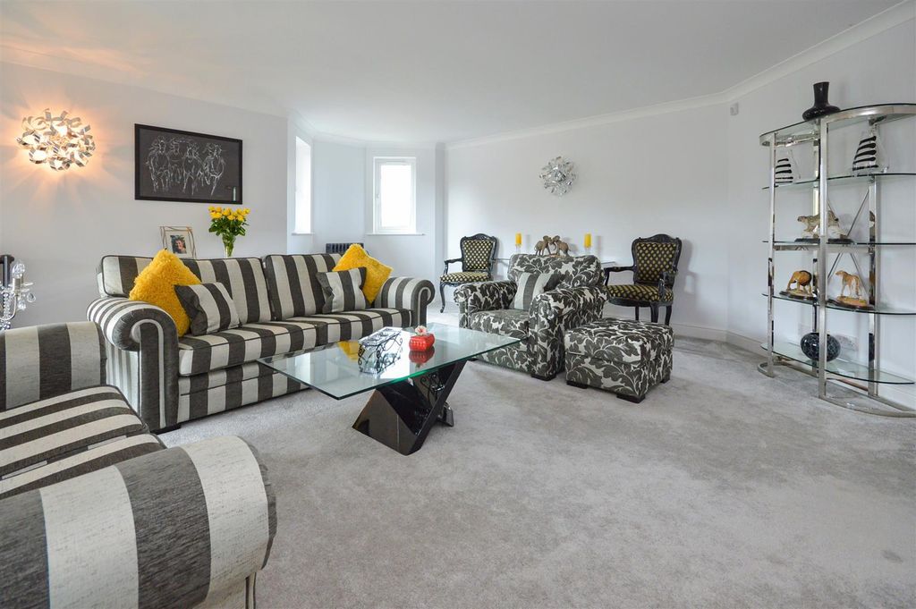 Property photo 2 of 19 Living 21.Jpg