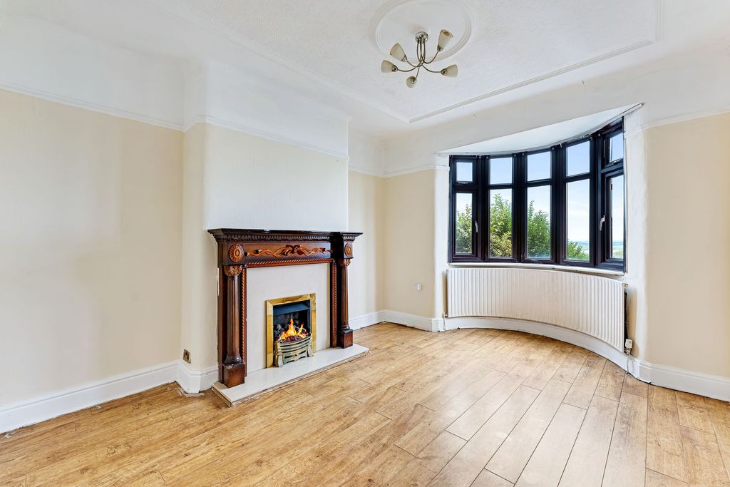 Property photo 3 of 27