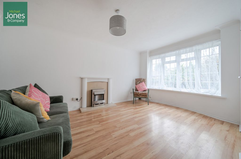 Property photo 3 of 11 Lounge