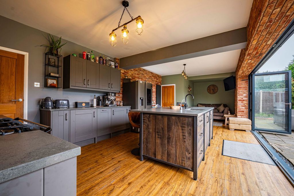 Property photo 2 of 25