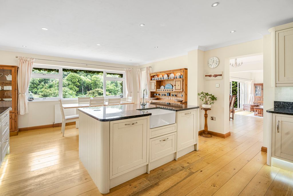 Property photo 3 of 54 Kitchen