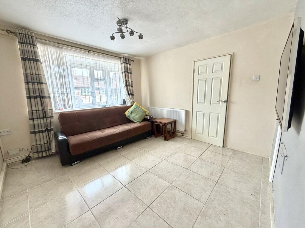Property photo 1 of 11 Living Room