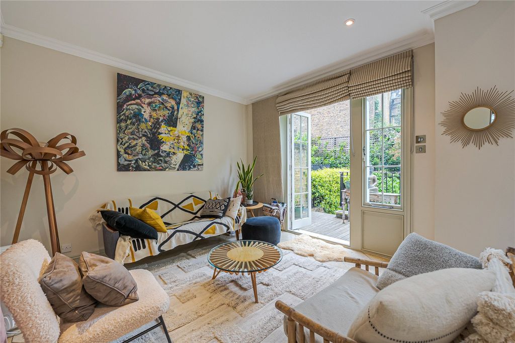 Property photo 3 of 10 Liviing Room