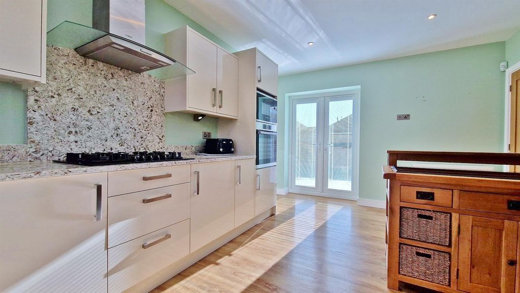 Property photo 3 of 24 Kitchen/Breakfast Room