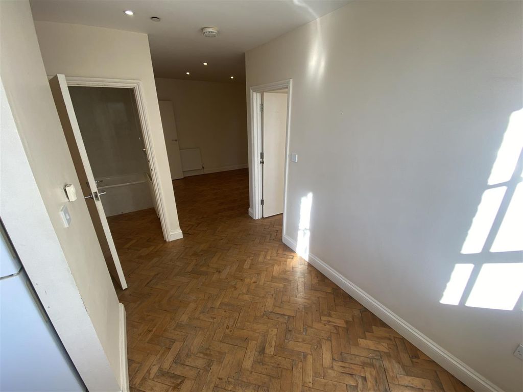 Property photo 2 of 9 Hallway