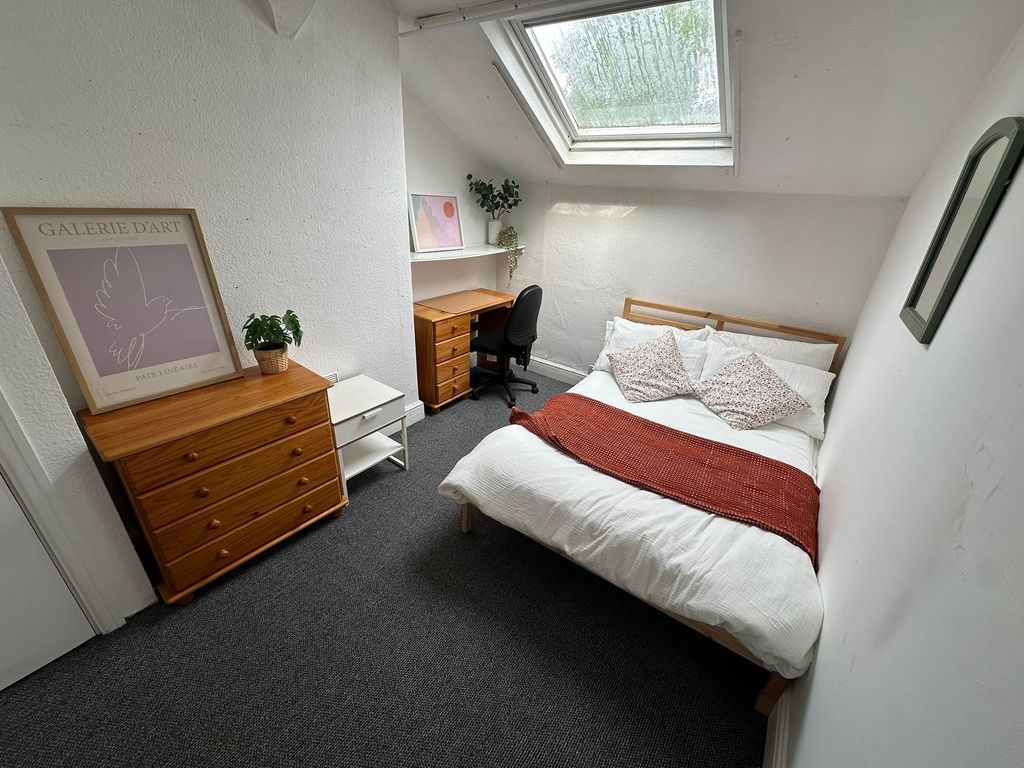 Property photo 2 of 34 A Bright And Cozy Bedroom Featuring A Double Bed W...