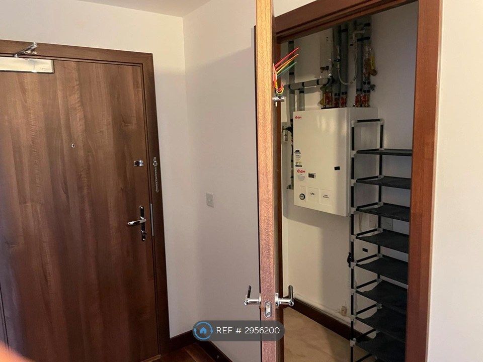 Property photo 3 of 14 Storeroom (Hallway)