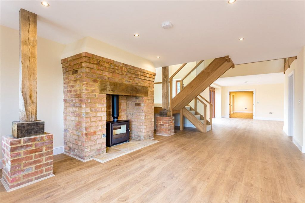 Property photo 2 of 18 Sitting Room