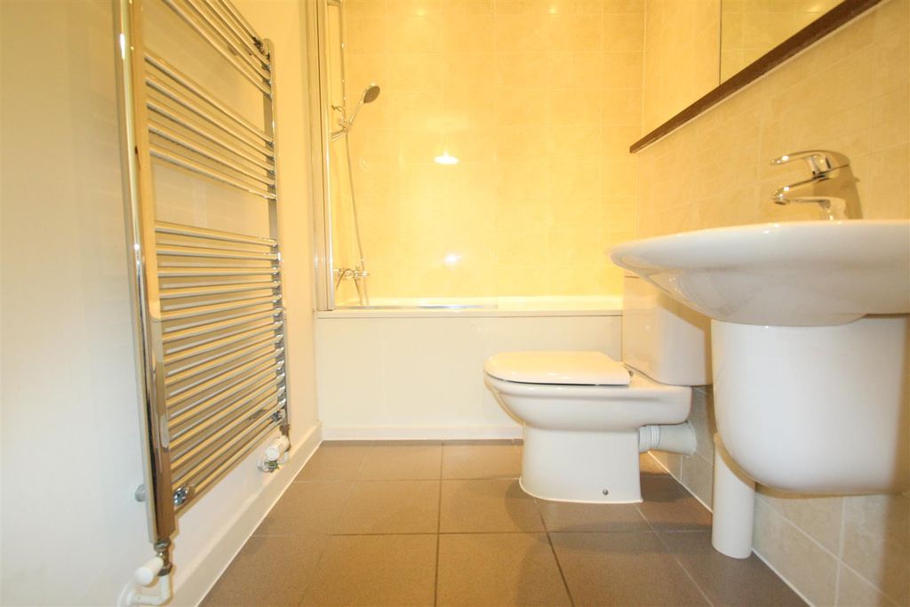 Property photo 3 of 19 Bathroom