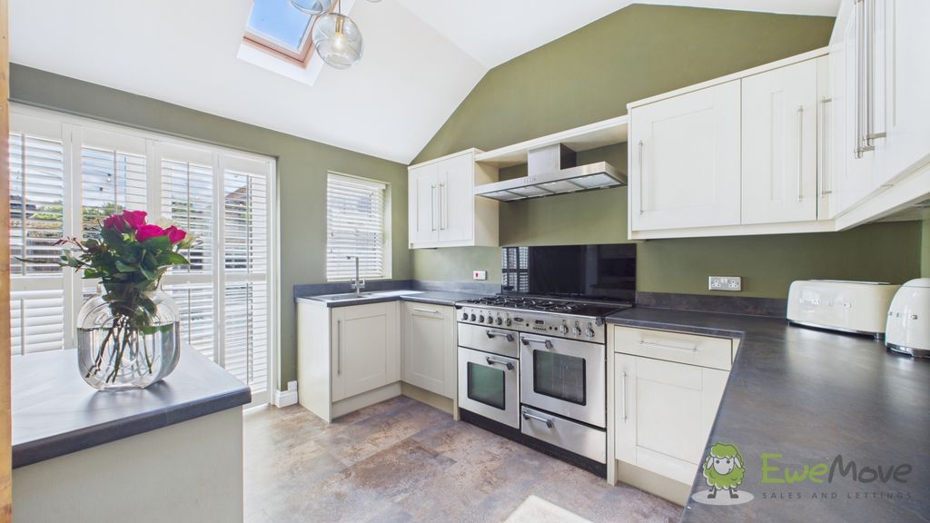 Property photo 2 of 26 Cam02351G0-Pr0071-Still017