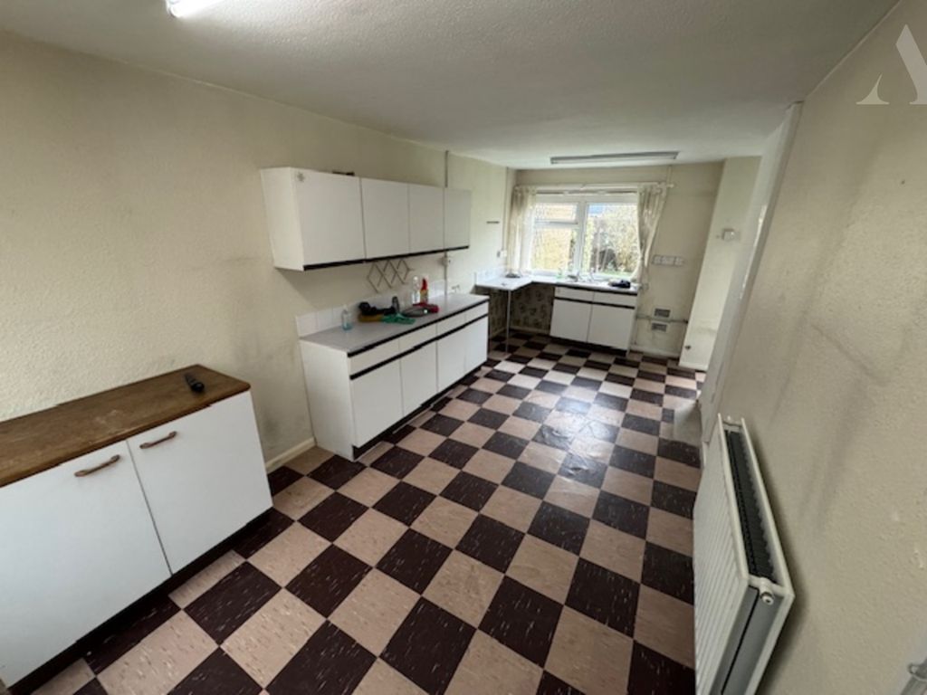 Property photo 2 of 8 37 Redcar Croft Kitchen