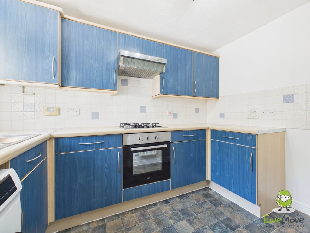 Property photo 3 of 18 Ewemove Estate Agents Basingstoke - Oceana Crescen