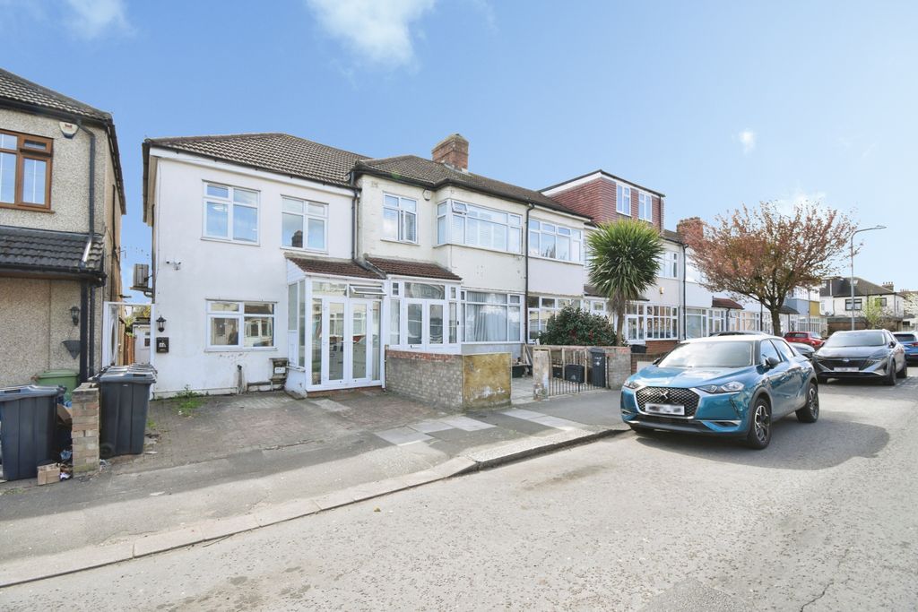 Property photo 2 of 20 Driveway