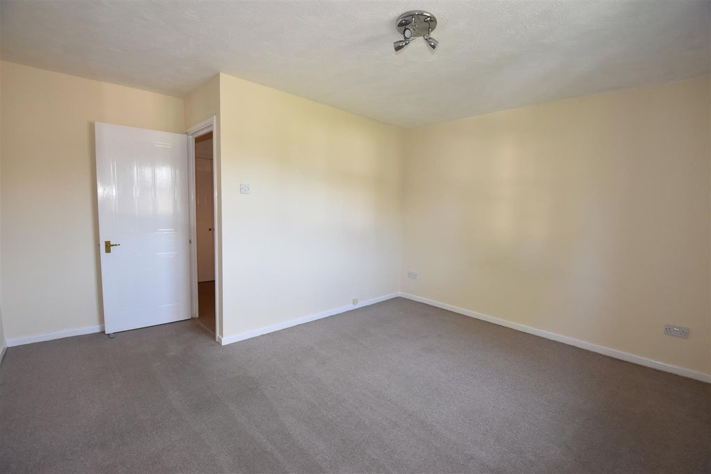 Property photo 3 of 14 Bedroom 1.Jpg