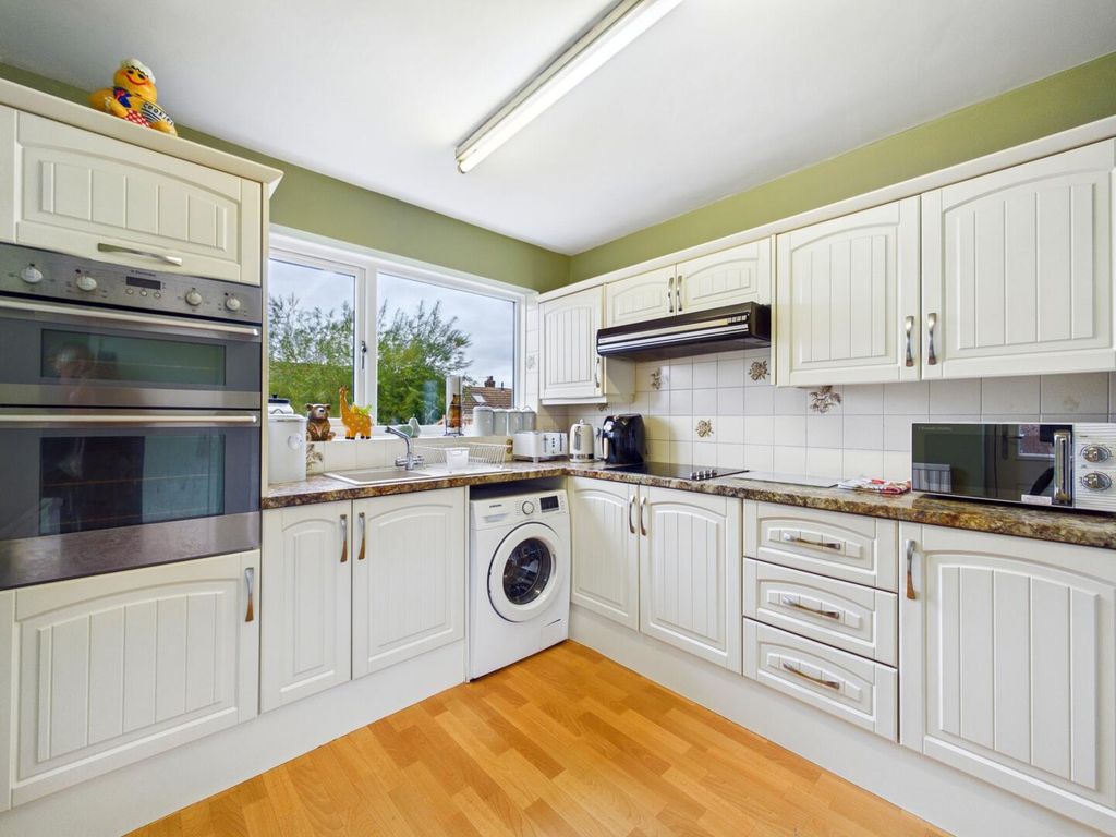 Property photo 3 of 10 Kitchen