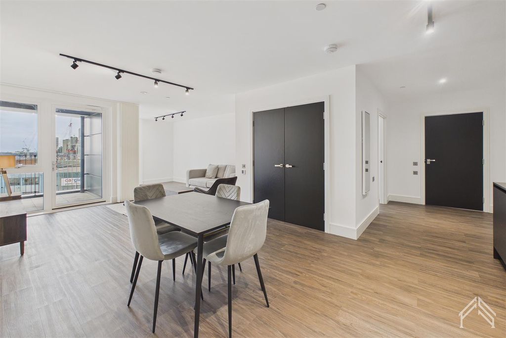 Property photo 3 of 14 4*.Jpg