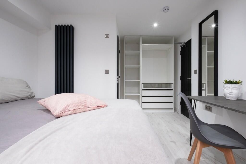 Property photo 2 of 13 A Modern, Spacious Master Bedroom Featuring A Larg...