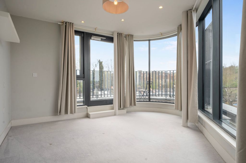 Property photo 2 of 21