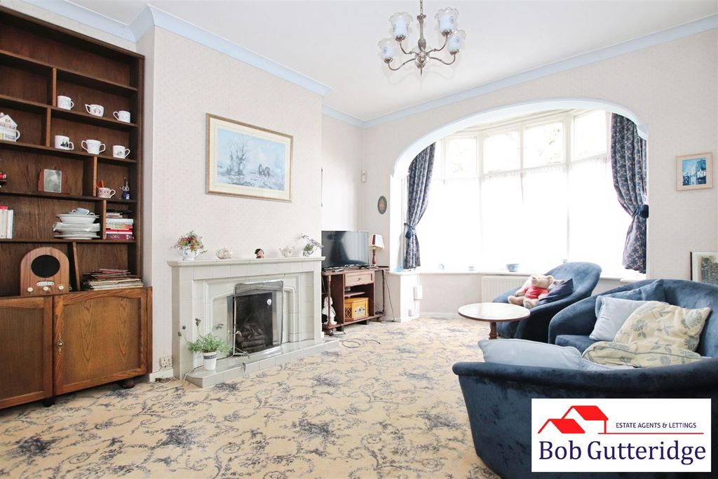 Property photo 2 of 28 Bay Fronted Lounge
