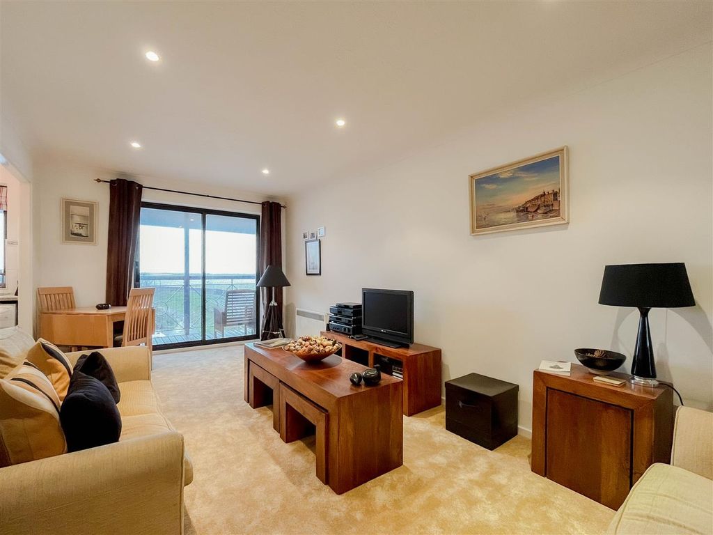 Property photo 2 of 19 Lounge