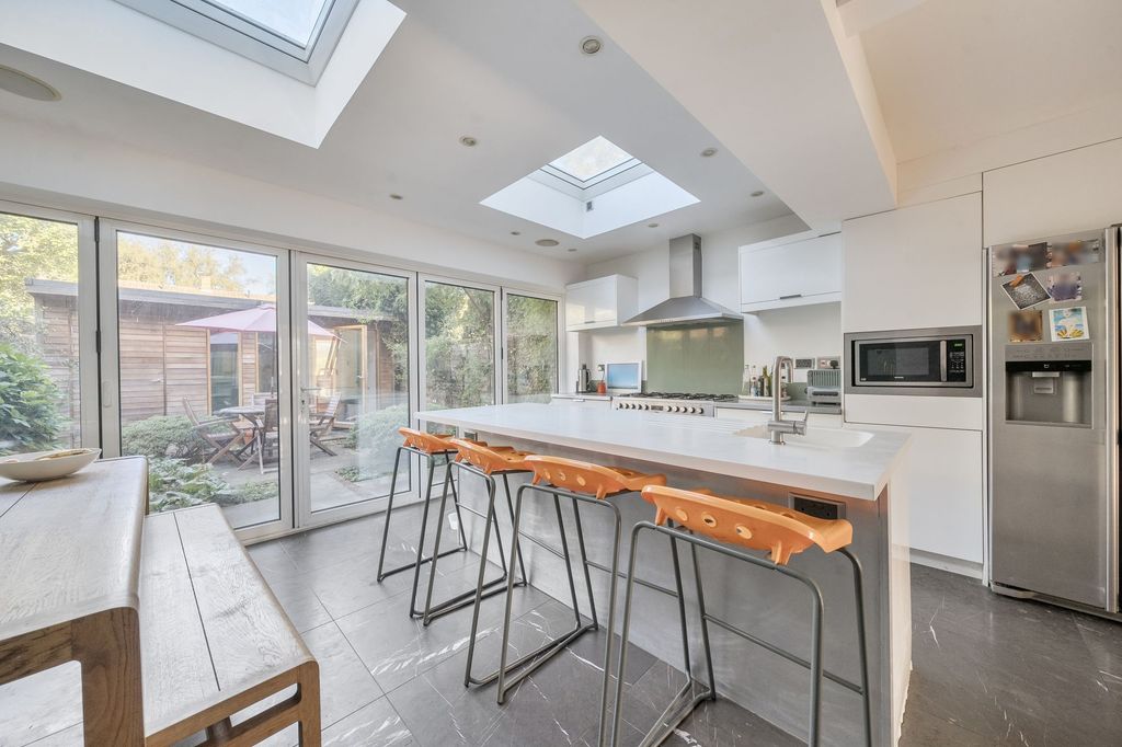 Property photo 2 of 25