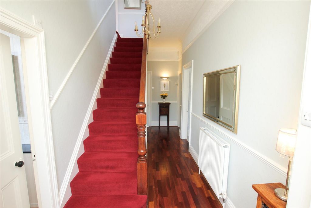 Property photo 3 of 26 Entrance Hall