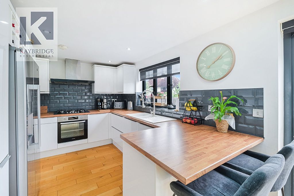 Property photo 2 of 16 St. Clair Drive, Worcester Park - Kt4 8Uq
