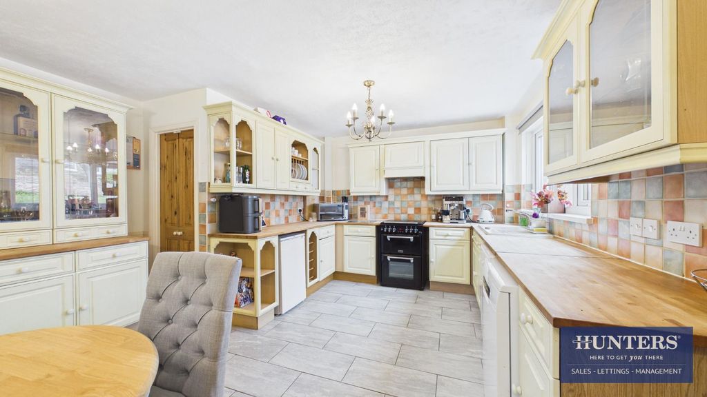 Property photo 3 of 21 Kitchen