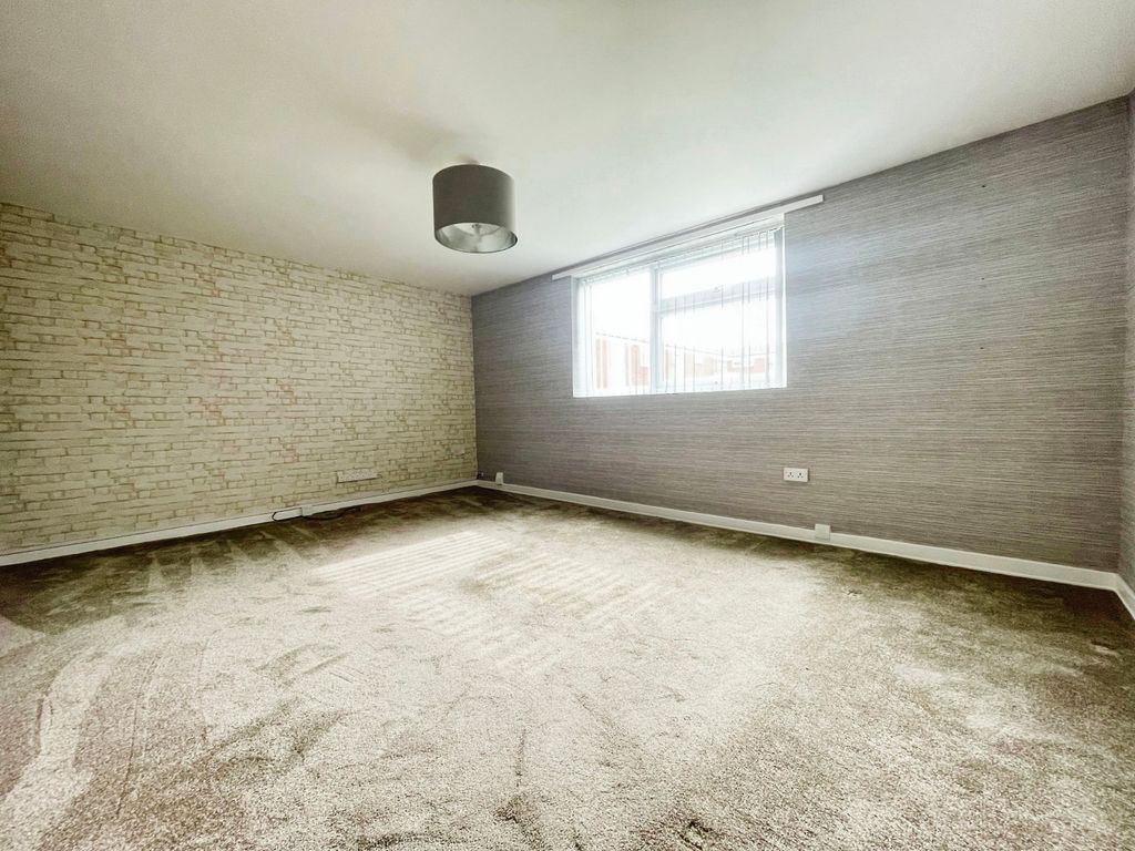 Property photo 3 of 8 5