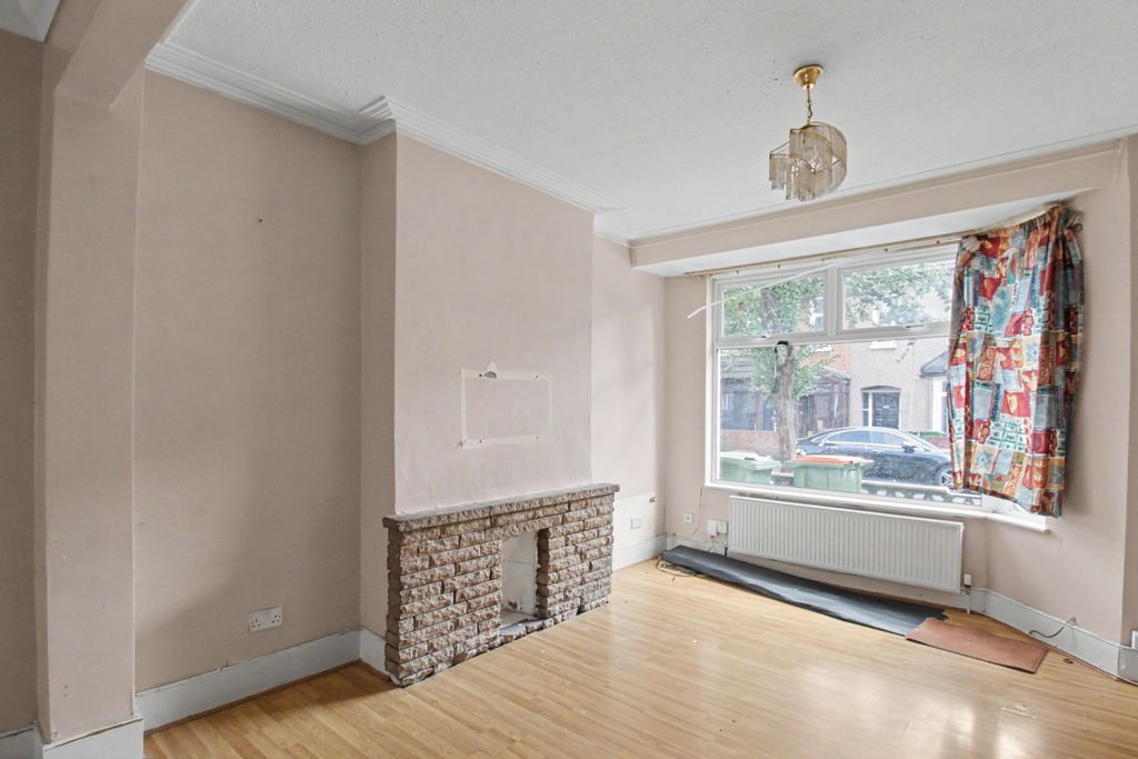 Property photo 2 of 21 25 Stevenage Road, East Ham, London E6 2Au