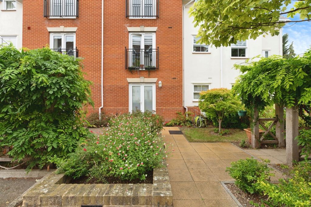 Property photo 2 of 15 Communal Gardens