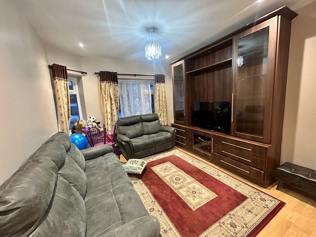 Property photo 2 of 7 Living Room