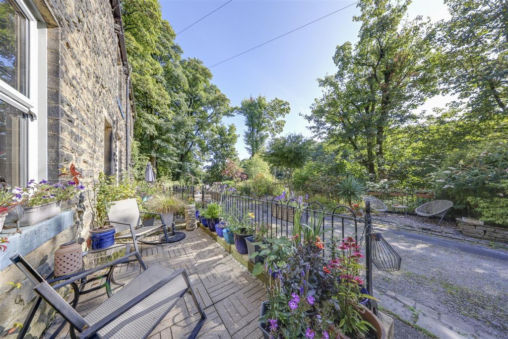 Property photo 3 of 20 Front Forecourt