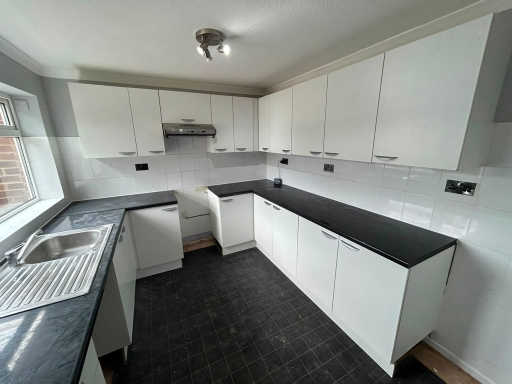 Property photo 3 of 8 Kitchen