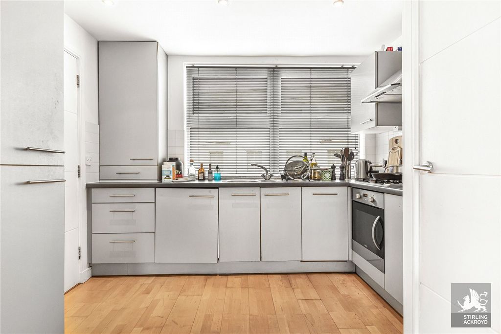 Property photo 3 of 18 Kitchen
