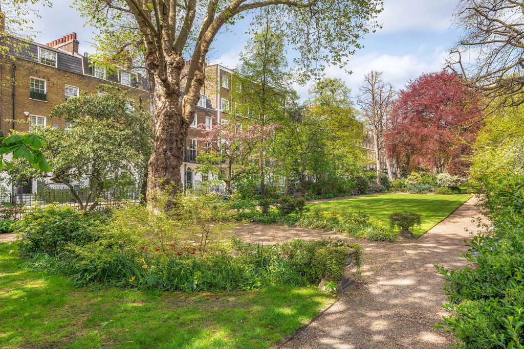Property photo 3 of 12 Brompton Square