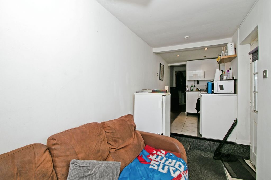 Property photo 2 of 18 Lounge Kitchen