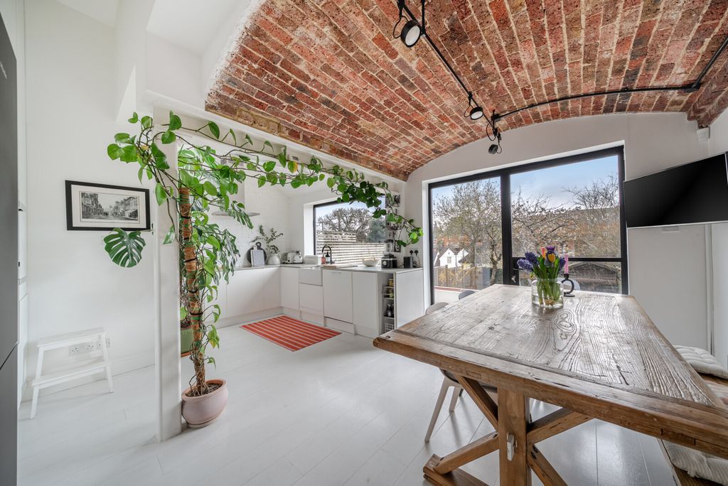 Property photo 2 of 18 1432044-20-69c3F9...