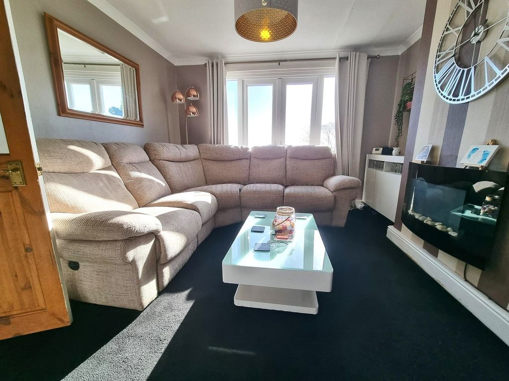 Property photo 3 of 17 Lounge