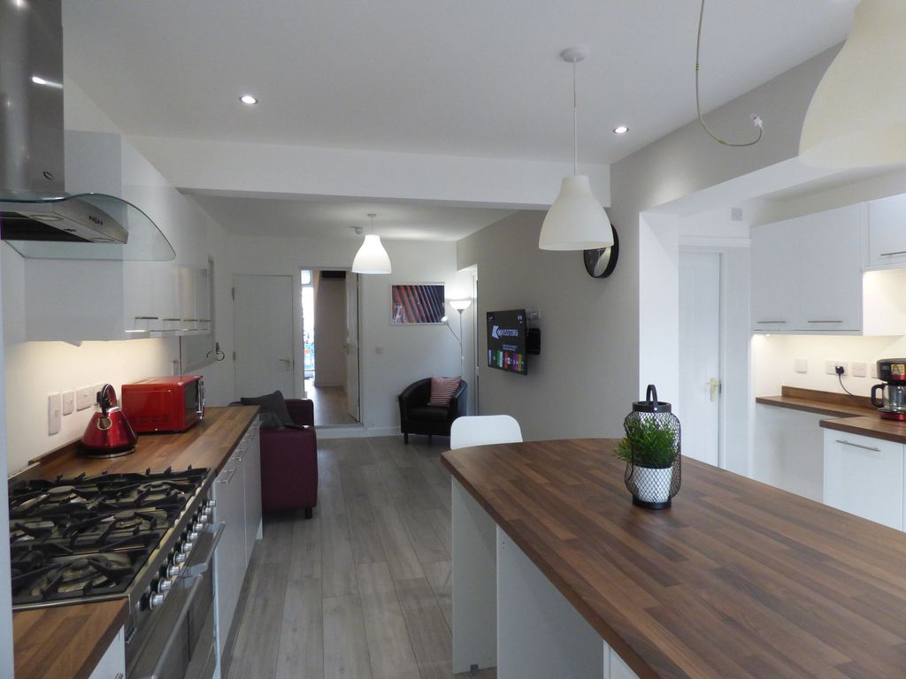 Property photo 3 of 8 Communal Kitchen/Living Area