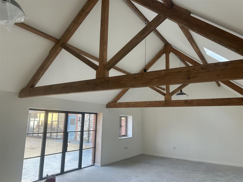 Property photo 3 of 8 Int 1.Jpeg