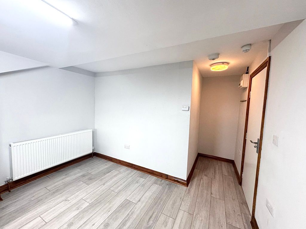 Property photo 2 of 6 Bedroom