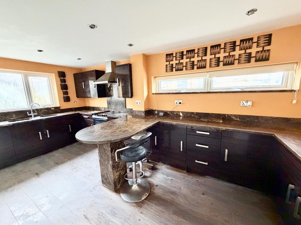 Property photo 2 of 11 Kitchen