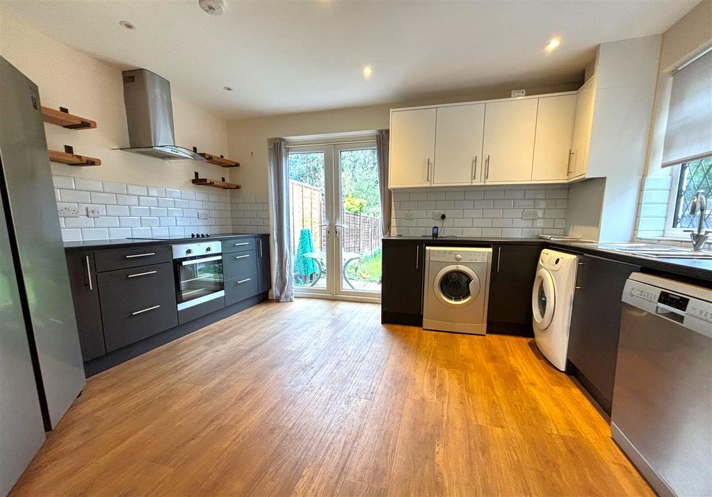 Property photo 3 of 11 Kitchen