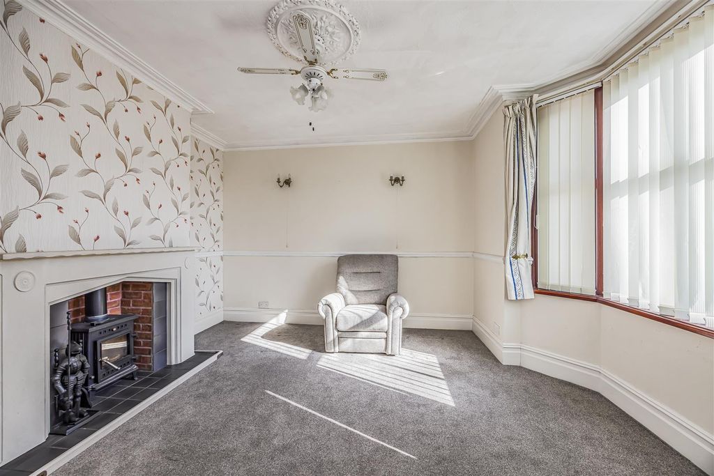 Property photo 3 of 27 17 Solent Road, Drayton-Porticomarketing-Soldby-15