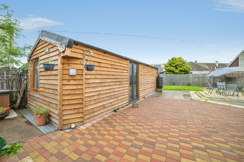 Property photo 3 of 18 Summer House
