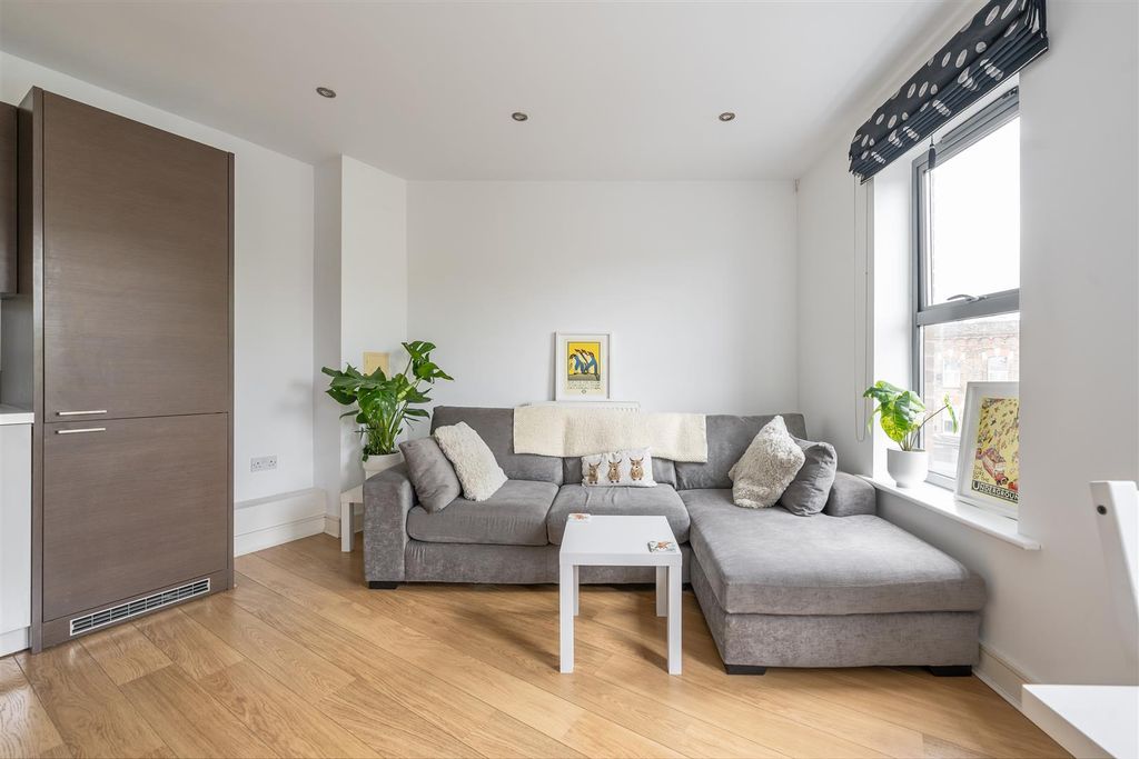 Property photo 1 of 17 High Road, Ig8