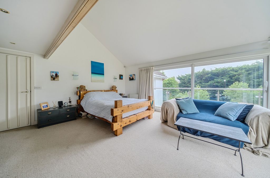 Property photo 3 of 10 Bedroom