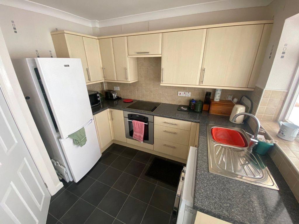 Property photo 3 of 11 Kitchen