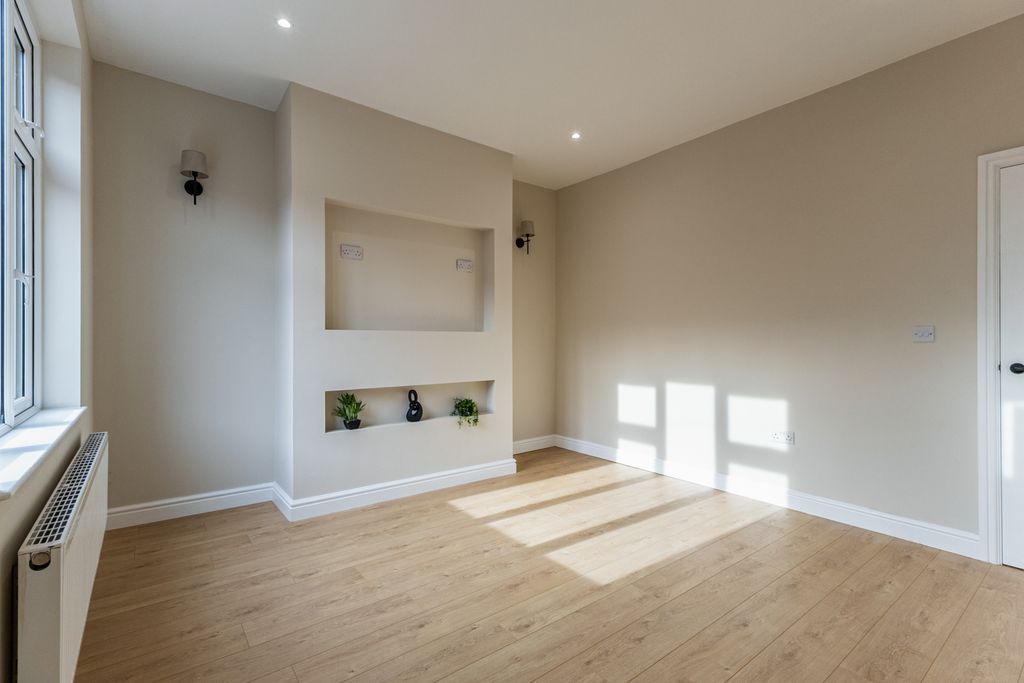 Property photo 3 of 18 Living Room